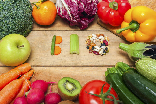 Красочные фрукты и овощи на заднем плане со словом bio
