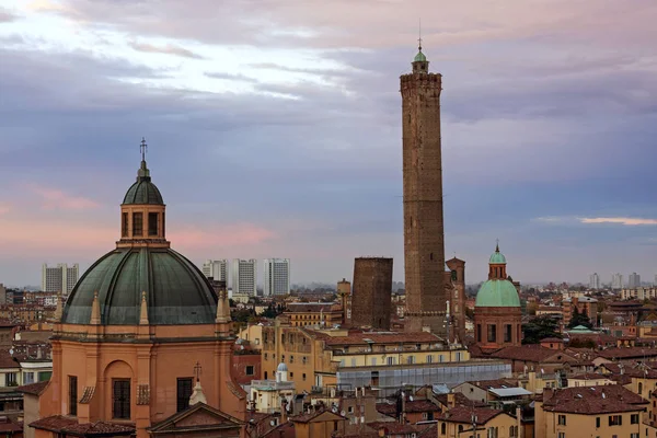 Zicht op Bologna - torri asinelli — Stockfoto