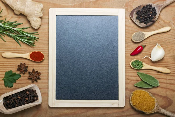 Schoolbord menu op een houten achtergrond met kruiden — Stockfoto