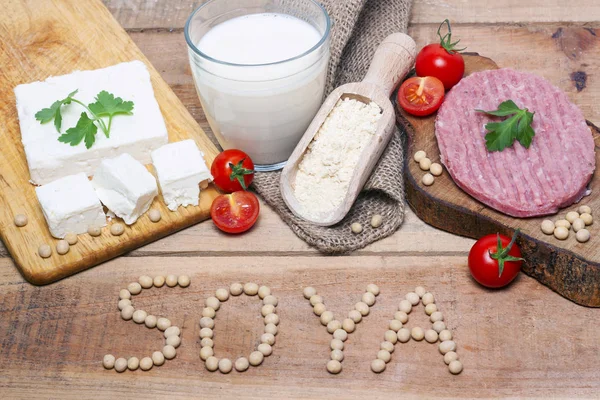 Palabra de soja con comida sobre fondo de madera — Foto de Stock