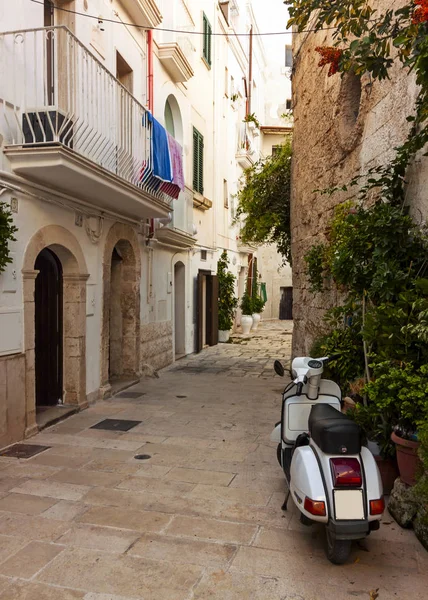 Velho scooter vespa na rua na Itália — Fotografia de Stock