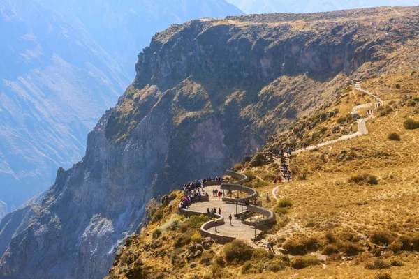 游客在克鲁兹德尔秃鹰角度来看，科尔卡大峡谷、 秘鲁 — 图库照片