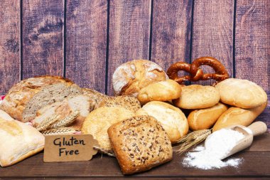 ahşap arka plan üzerinde gluten ücretsiz ekmek