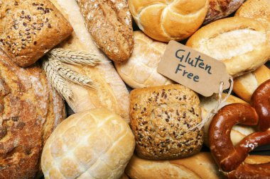 ahşap arka plan üzerinde gluten ücretsiz ekmek