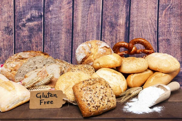 A gluténmentes kenyerek a fa háttér — Stock Fotó