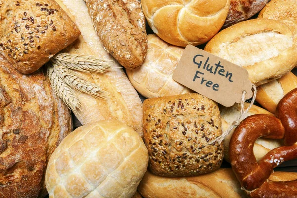A gluténmentes kenyerek a fa háttér — Stock Fotó