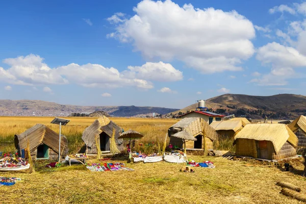 Pohled na typické vesnice ostrovů Uros, Puno, Peru — Stock fotografie