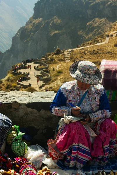 Turistas en el mirador Cruz Del Cóndor, Cañón del Colca, Perú — Foto de Stock