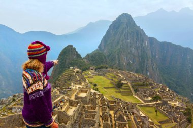 Machu Picchu, Cusco bölgesi, Peru: Tarım teraslarına genel bakış, Wayna Picchu ve arka planda çevredeki dağlar, Unesco, Dünya Mirası Alanı. Dünyanın Yeni Yedi Harikasından Biri