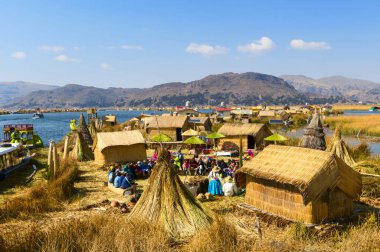 Peru ve Bolivya arasında Titikaka Gölü 'nde yüzen Uros Adaları, Peru
