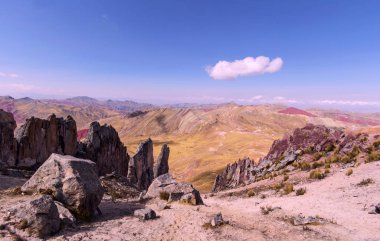 Palccoyo gökkuşağı dağı (Vinicunca alternatif), And vadisinde mineral renkli çizgili çarpıcı görünümü, Cusco, Peru, Güney Amerika