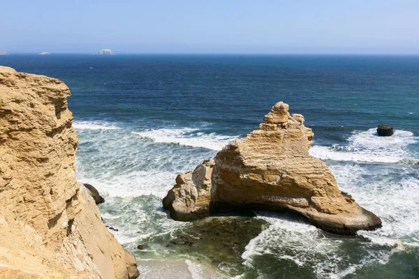 Beautiful coastline landscapes in Paracas National Reserve, Ica Region, Pacific coast of Peru. — Stock Photo, Image