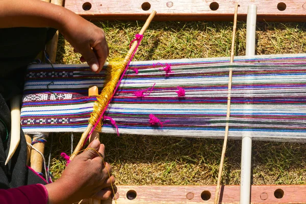 Manos que cosen trajes típicos en Amantani en el lago Titicaca — Foto de Stock