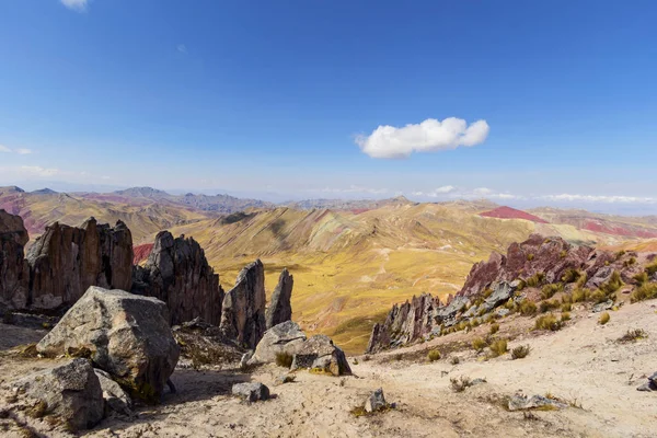 在帕尔科约彩虹山（维尼康卡替代），矿物五颜六色的条纹在安第斯山谷，库斯科，秘鲁，南美洲令人惊叹的景色 — 图库照片