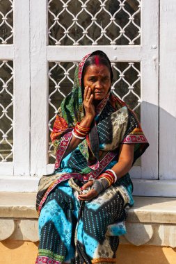 Jaipur, Hindistan 3 Ocak 2020: Geleneksel elbiseli kimliği belirsiz turist kadın ziyaretçi. Amber Fort avlusunda eğlenmek ve dans etmek, 