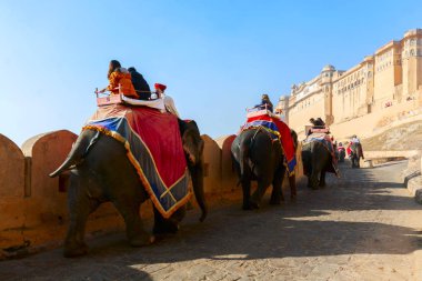 Jaipur, Rajasthan, Hindistan, 28 Aralık - 2019: Turistler Amber Fort Jaipur, Rajasthan 'da süslü fillere biniyorlar. Amer Kalesi bir Unesco Dünya Mirası sahası..