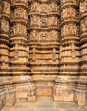 Kandariya Mahadeva Tapınağı'nın sanatsal oyma duvarlarının yakın çekim, Khajuraho Anıtlar Grubu, Hindistan