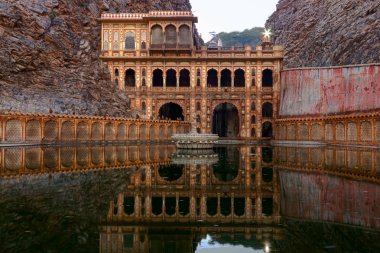 Jaipur 'daki Galta ji ya da Maymun Tapınağı. Jauipir, Hindistan 'daki Antik Hindu Tapınağı. Hindistan 'ın mimarisi.