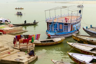 Varanasi, Hindistan-05 Ocak 2020: Varanasi, Hindistan 'daki Ganj Nehri' nin kutsal ghatlarının sabah manzarası