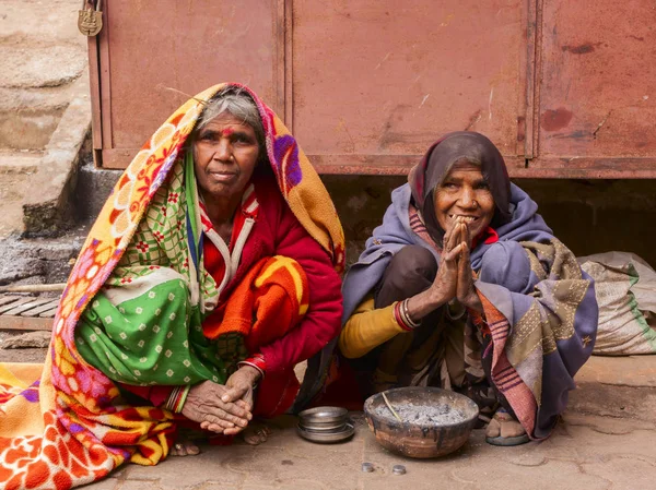 Allahabad, indien - 04. Januar - 2020: arme indische Frau bettelt auf der Straße in allahabad, uttar pradesh, Indien um Essen. — Stockfoto