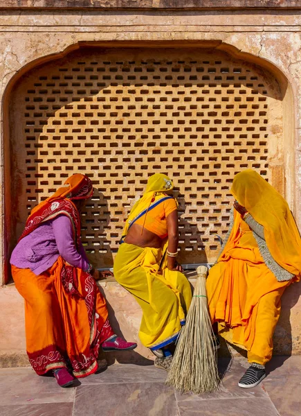 Gruppe unbekannter Touristinnen in traditioneller Kleidung. genießen und tanzen im bernsteinfarbenen Fort Hof, es ist eine der wichtigsten Touristenattraktionen in Indien — Stockfoto