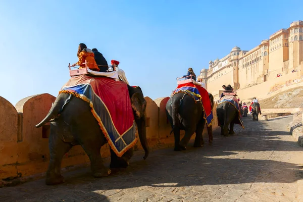 Jaipur, Rajasthan, Índia, dezembro, 28 - 2019: Os turistas montam elefantes decorados em Amber Fort Jaipur, Rajasthan. Amer Fort é Património Mundial da UNESCO . — Fotografia de Stock