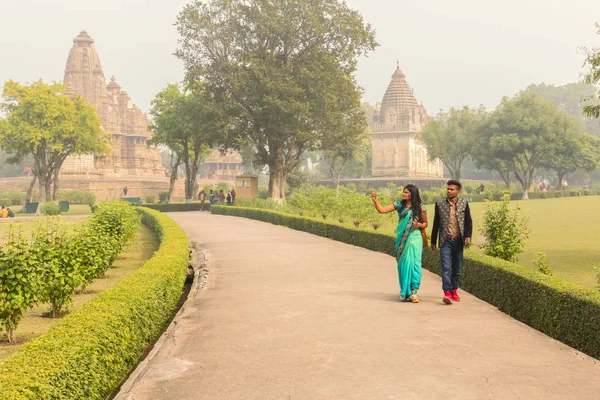 KHAJURAHO, ÍNDIA 4, JANEIRO-2020: Visita turística estrangeira não identificada ao templo de Khajuraho, templos atraem muitos visitantes regularmente, É UNESCO — Fotografia de Stock