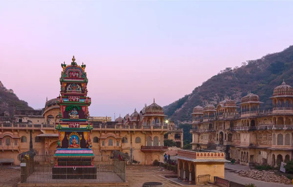 Galta ji ou Templo do Macaco em Jaipur. Templo hindu antigo em Jauipir, Índia. Arquitetura da Índia — Fotografia de Stock