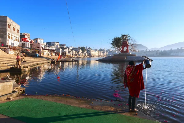Peregrinos hindúes caminando y rezando cerca del lago sagrado en Pushkar, India. Pushkar es una ciudad ubicada en el distrito de Ajmer en el estado estadounidense de Rajastán. . — Foto de Stock