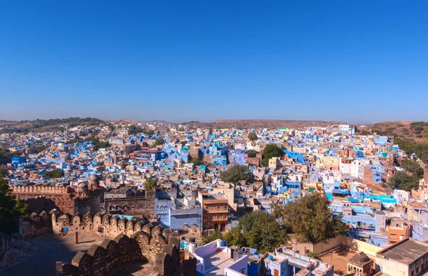 Casas azuis ao pôr do sol em Jodhpur, Índia. Jodhpur é conhecido como a Cidade do Sol para o tempo brilhante e ensolarado que goza durante todo o ano . — Fotografia de Stock