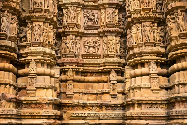 Nahaufnahme kunstvoll geschnitzter Wände des kandariya mahadeva Tempels, Khajuraho Gruppe von Denkmälern, Indien — Stockfoto