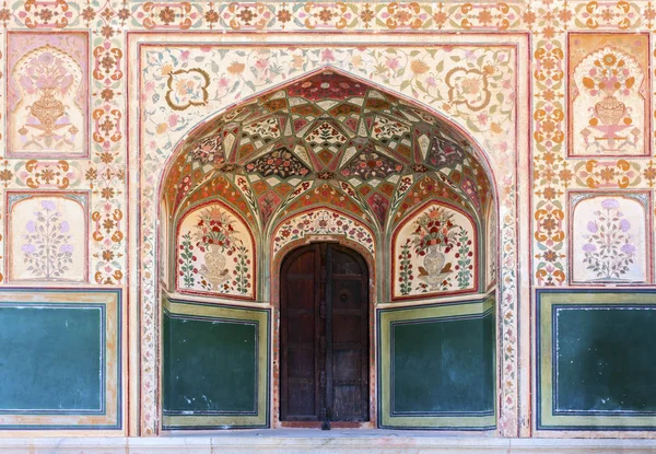 Impresionante fachada de entrada Ganesh Pol en Amber Fort Palace, Jaipur, Rajastán, India —  Fotos de Stock