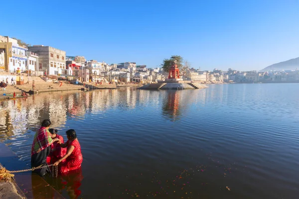 Ινδουιστές προσκυνητές περπατούν και προσεύχονται κοντά στην ιερή λίμνη Pushkar, Ινδία. Pushkar είναι μια πόλη στην περιοχή Ajmer στην πολιτεία του Rajasthan. — Φωτογραφία Αρχείου