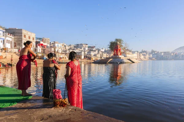 Peregrinos hindus caminhando e orando perto do lago sagrado em Pushkar, Índia. Pushkar é um município do estado de Rajastão, no Condado de Ajmer. . — Fotografia de Stock