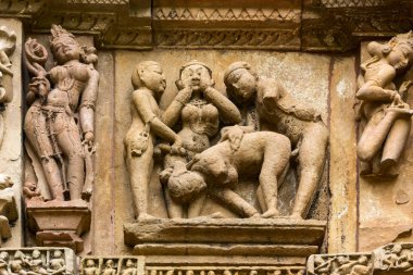 Kandariya Mahadeva Tapınağı'nın sanatsal oyma duvarlarının yakın çekim, Khajuraho Anıtlar Grubu, Hindistan