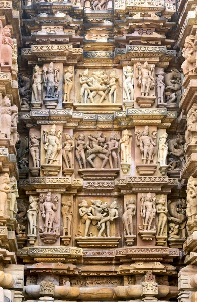 Nahaufnahme kunstvoll geschnitzter Wände des kandariya mahadeva Tempels, Khajuraho Gruppe von Denkmälern, Indien — Stockfoto