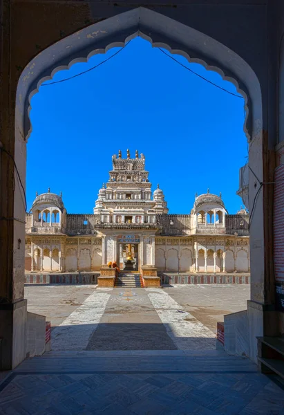 PUSHKAR, ÍNDIA, Sri Raghunath templo visto através do portão em Pushkar, Índia. Pushkar é um dos cinco locais sagrados de peregrinação para devotos — Fotografia de Stock