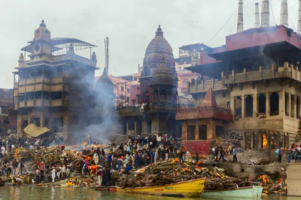 VARANASI, ÍNDIA - Janeiro, 032020: A cerimônia da cremação de Manikarnika Ghat nas margens do rio Ganges em Varanasi, Índia . — Fotografia de Stock