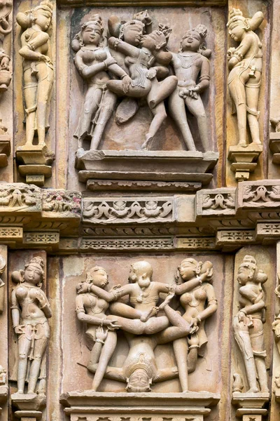 Nahaufnahme kunstvoll geschnitzter Wände des kandariya mahadeva Tempels, Khajuraho Gruppe von Denkmälern, Indien — Stockfoto