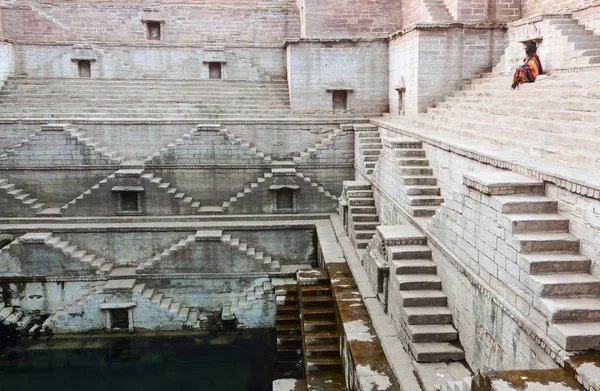 Słynny krok dobrze głęboki staw o nazwie - Toorji Ka Jhalra lub Toorji Step Well jest architektoniczny cud. Wykonane do kąpieli w wodzie, nawet gdy poziom wody jest niski. — Zdjęcie stockowe