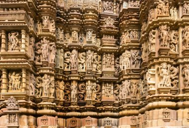 Kandariya Mahadeva Tapınağı'nın sanatsal oyma duvarlarının yakın çekim, Khajuraho Anıtlar Grubu, Hindistan
