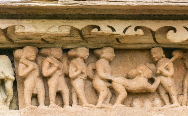 Zbliżenie pomysłowy rzeźbione mury kandariya Mahadeva Temple, Khajuraho Grupa zabytków, Indie — Zdjęcie stockowe