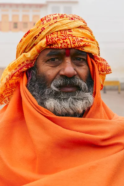 Varanasi, India - 03 januari 2020: Ongeïdentificeerde Hindoe sadhu heilige man, zit op de ghat in de buurt van de Ganges rivier in Varanasi, India. — Stockfoto