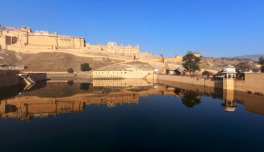 Mehrangarh Kalesi Jodhpur Rajasthan 'da gün batımında karamsar gökyüzü ile. Bir Unesco Dünya Mirası sitesi.