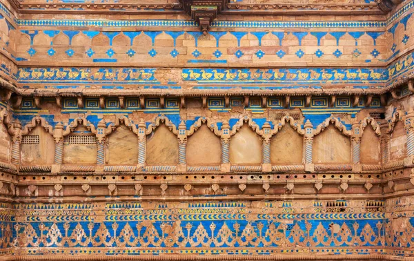 Gwalior, Madhya Pradesh, India - L'esterno di Man Singh Palace, Gwalior Fort con imponenti mura, bastioni e porte . — Foto Stock