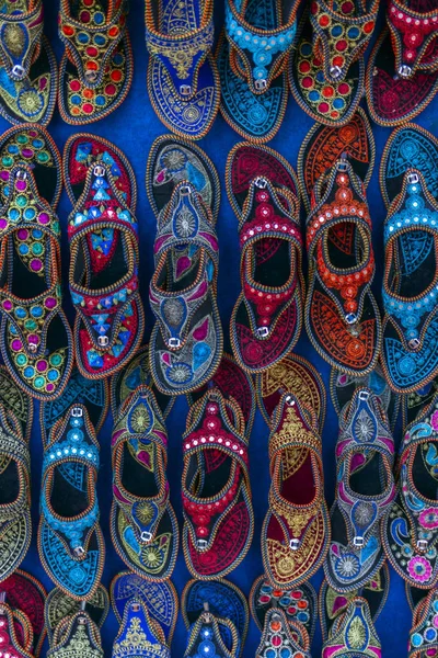 Primer plano de las zapatillas tradicionales indias — Foto de Stock