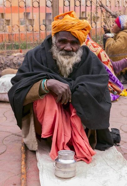 Varanasi Indien Januar 2020 Unbekannter Hinduistischer Sadhu Heiliger Sitzt Auf — Stockfoto