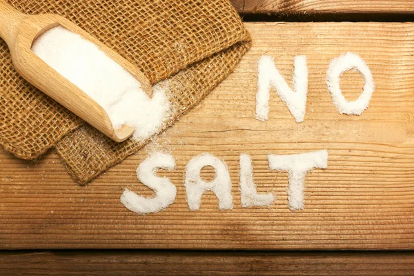 Kein Salztext Auf Salz Und Löffel Auf Holzgrund — Stockfoto