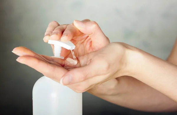  Arka planda antiseptik antibakteriyel dezenfektan var. Coronavirus koruması