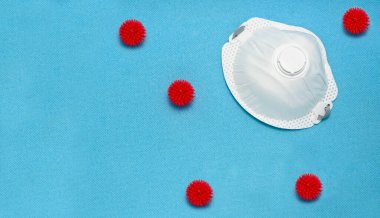 Virüs - COVID-2019; koronavirüs ve maske mavi arka planda, pandemik.